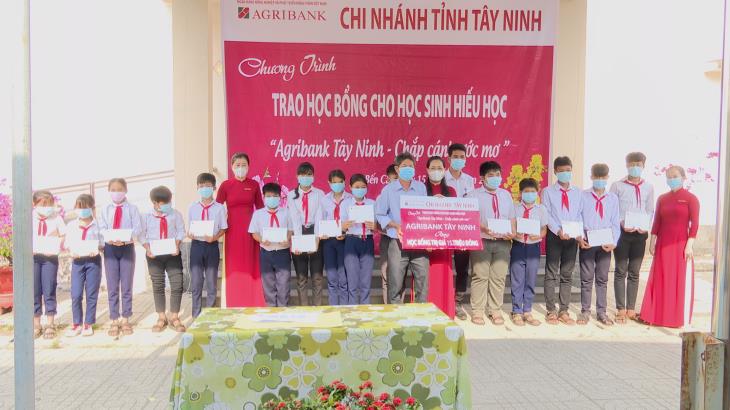 Ngân hàng Agribank Tây Ninh trao học bổng cho các em học sinh hiếu học ở Bến Cầu